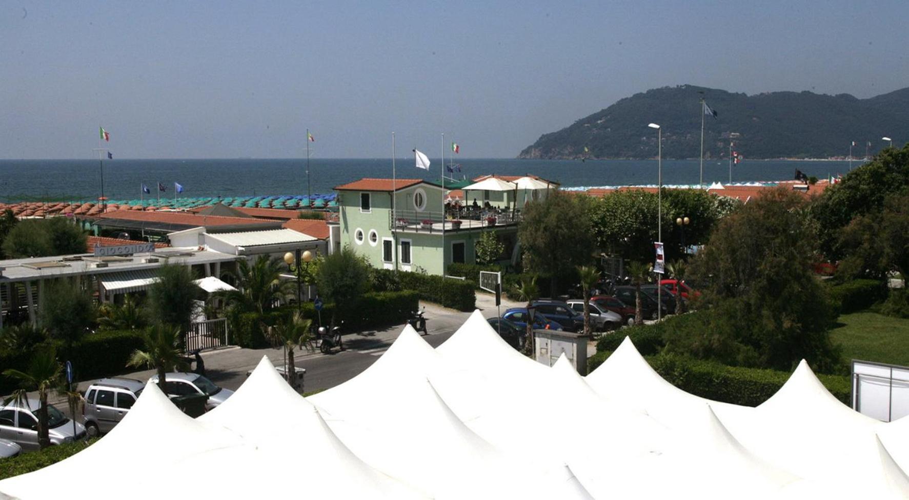 Hotel Tenda Rossa Marina Di Carrara Exterior photo
